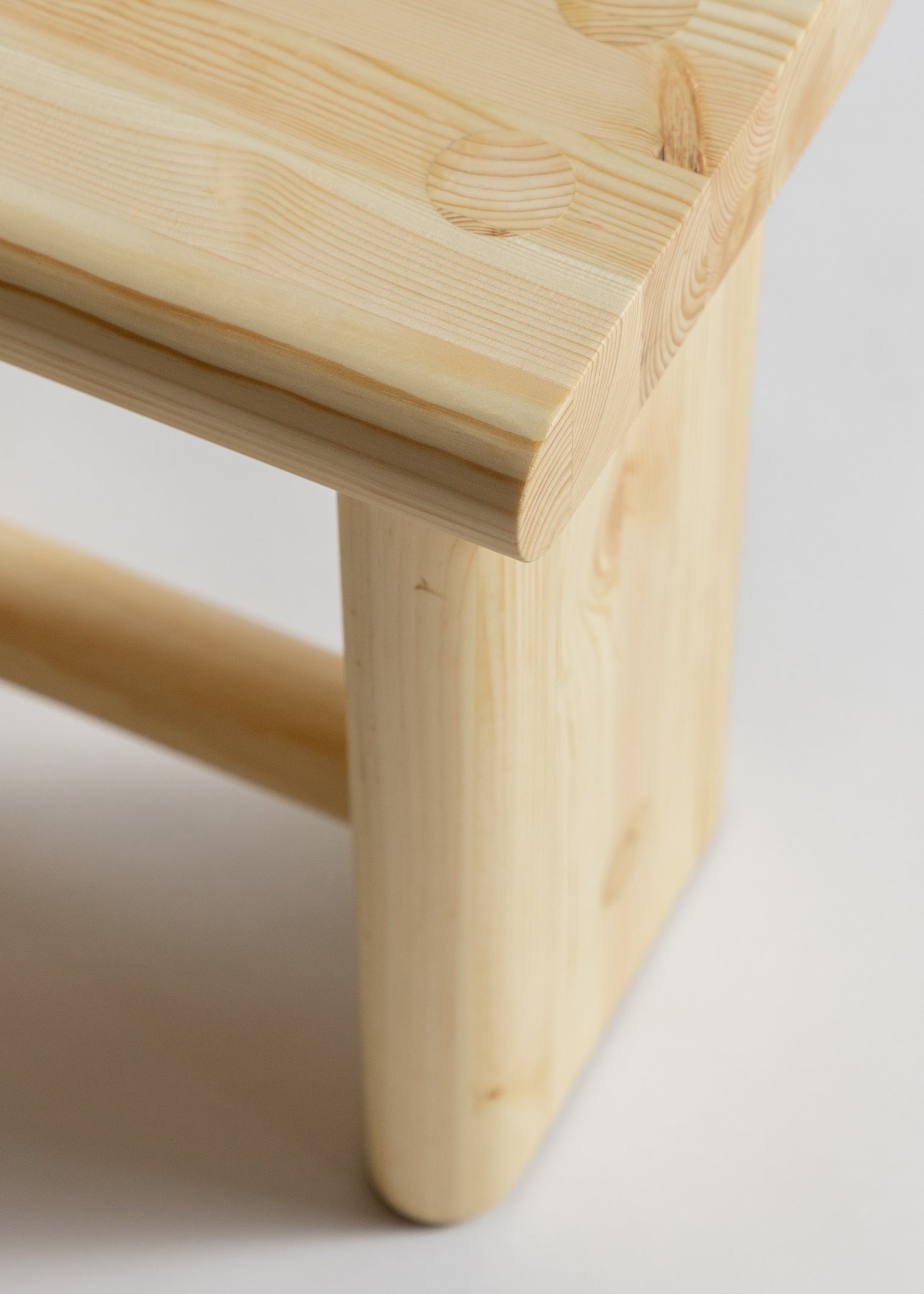 002 Ast Stool by Dimitri Bähler – Vaarnii