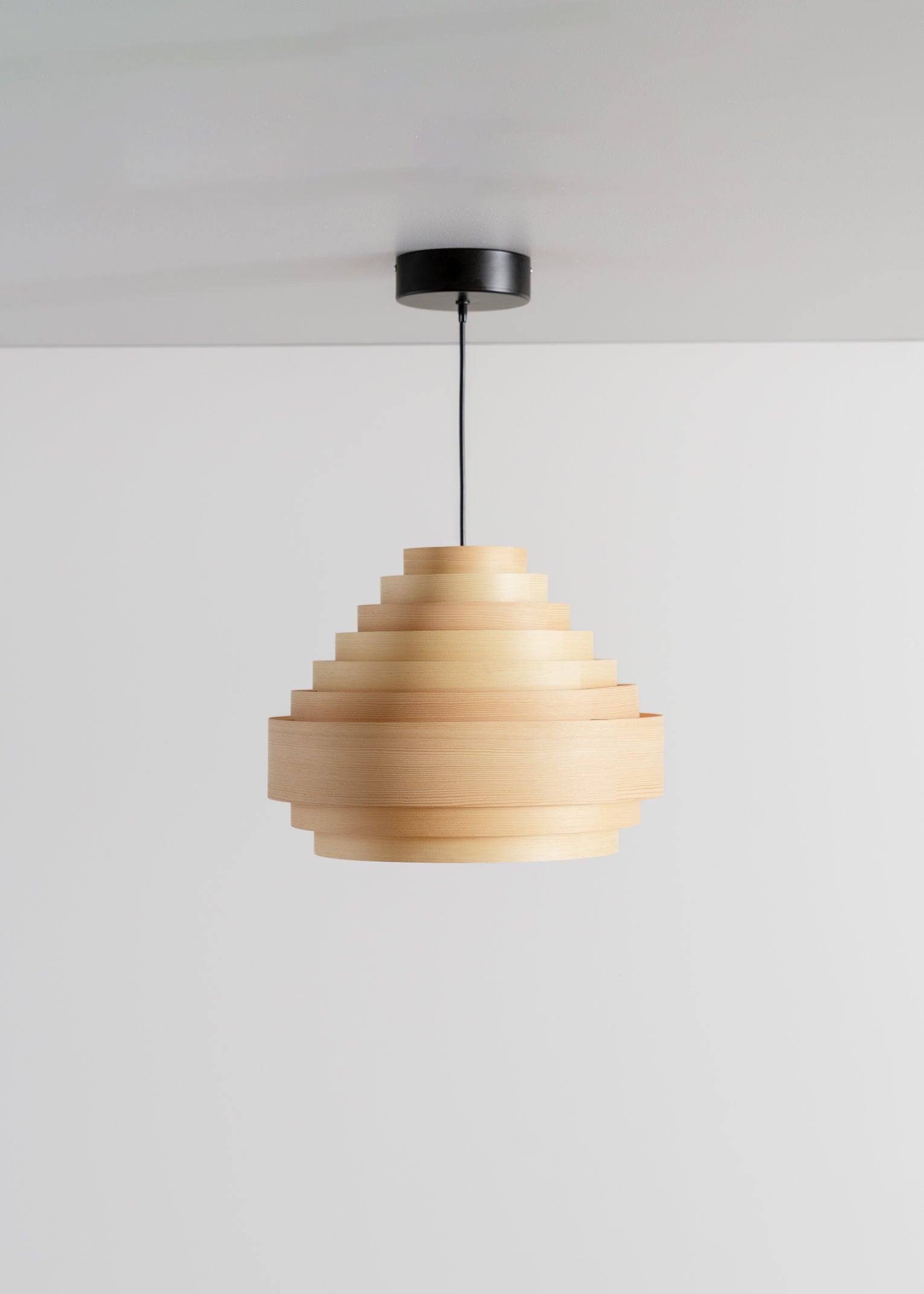1001 Hans Pendant 38 by Hans-Agne Jakobsson – Vaarnii