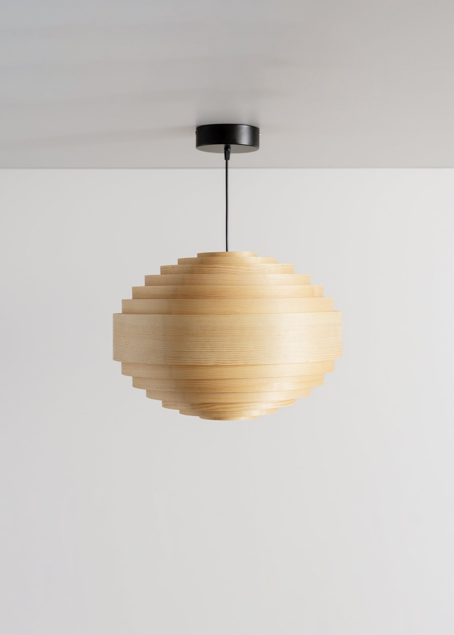 1002 Hans Pendant 46 by Hans-Agne Jakobsson – Vaarnii